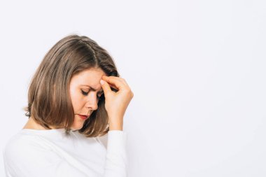 kadın stüdyoda poz 