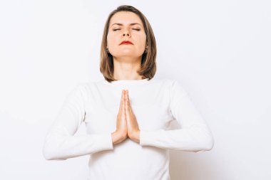 kadın stüdyoda poz 