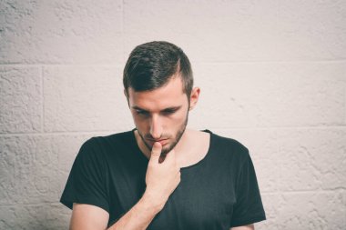 Adam parmağını onun dudaklarına koydu.