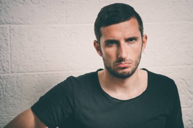 Adam üzgün.