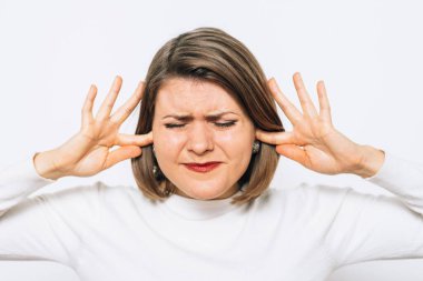 kadın stüdyoda poz 