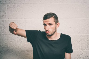 Adam baş parmak hareketi gösteriyor.