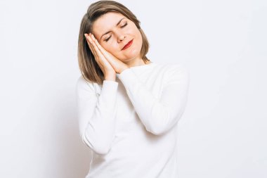 kadın stüdyoda poz 