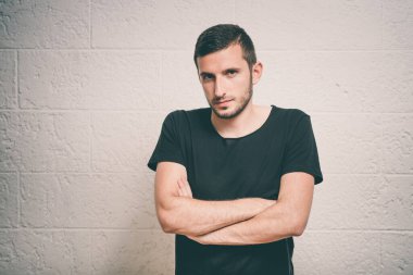 Kollarını kavuşturmuş bir adamın portresi.