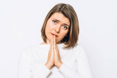 kadın stüdyoda poz 