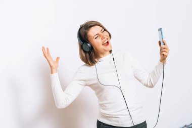 kadın stüdyoda poz 