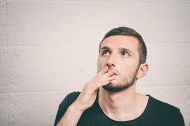 Stüdyoda poz veren adam