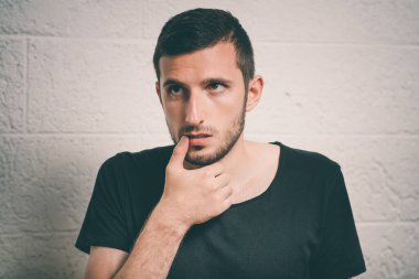 Adam tırnaklarını yiyor.