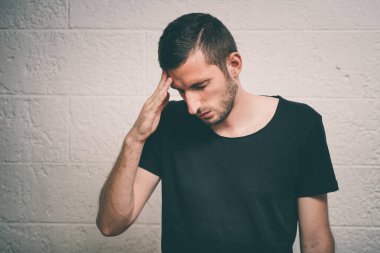 Stüdyoda poz veren adam