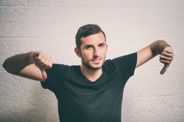 Adam baş parmak hareketi gösteriyor.