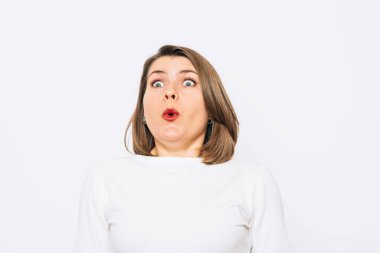 kadın stüdyoda poz 