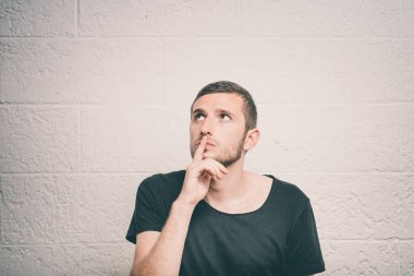 Stüdyoda poz veren adam