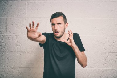 Adam korkudan korkuyor.