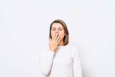 Stüdyo arka planında bir kadın