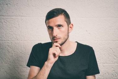 Stüdyoda poz veren adam