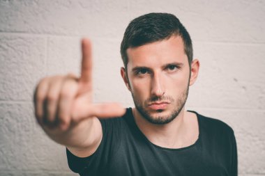 Genç Avrupalı erkek model dijital dokunmatik ekranı zorluyor .