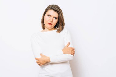 Kollarını kavuşturmuş bir kadının portresi.