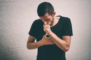 Stüdyoda poz veren adam