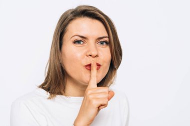 Kadın parmağını dudaklarına koydu.