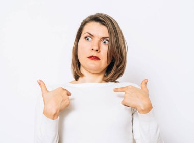 Bir kadın bana kim olduğumu soruyor, parmaklarını göstererek..