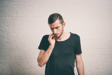 Stüdyoda poz veren adam