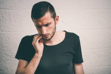 Stüdyoda poz veren adam