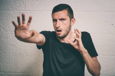 Adam korkudan korkuyor.