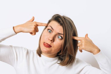 Parmağıyla şakağına dokunan bir kadın..