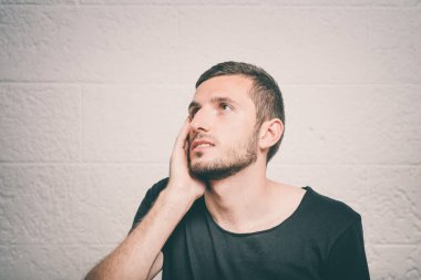 Stüdyoda poz veren adam