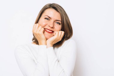 Stüdyo arka planında bir kadın