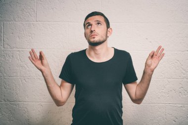 Portre adam, gözleri kapalı, meditasyonda