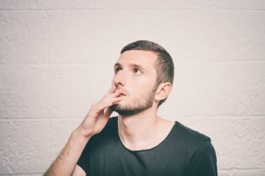 Stüdyoda poz veren adam