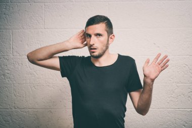 Kulak misafiri olur, dinlemeye çalışır..