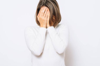  Kadın elini yüzünü kapatıyor.