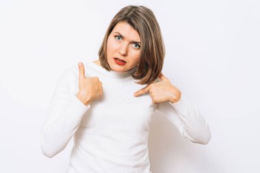 Bir kadın bana kim olduğumu soruyor, parmaklarını göstererek..