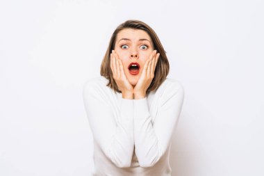 Kadın korkudan korkuyor.