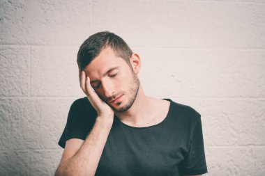 Stüdyoda poz veren adam