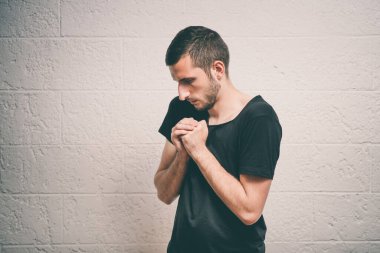 Stüdyoda poz veren adam