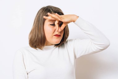 Leş gibi kokuyor. Kadının burnunu kapatır.