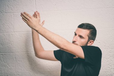 Adam alkışlar ve alkışlar