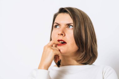 Stüdyo arka planında bir kadın