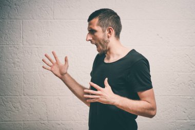 Stüdyoda poz veren adam