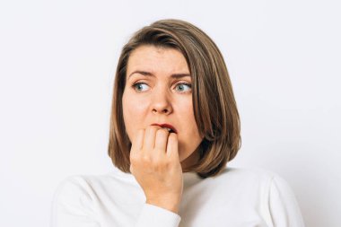 Kadın tırnaklarını yiyor.