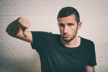 Adam baş parmak hareketi gösteriyor.