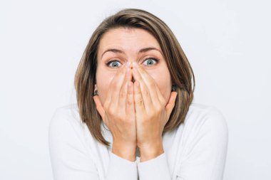 Kız gülüyor ve ağzını kapatıyor.