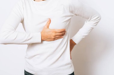 Kalp krizi geçiren bir kadın.