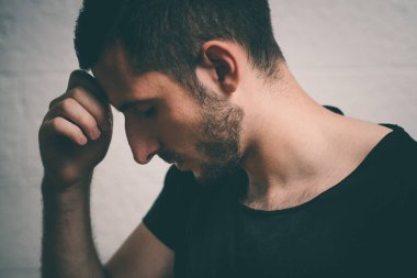 Stüdyoda poz veren adam