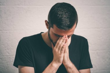 Stüdyoda poz veren adam