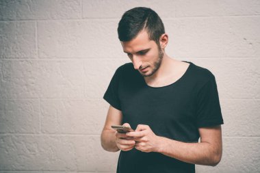 Stüdyoda poz veren adam