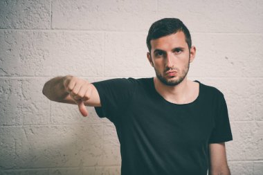 Adam baş parmak hareketi gösteriyor.